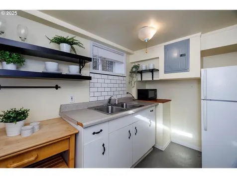 5543 NE Couch Street Portland OR 97213