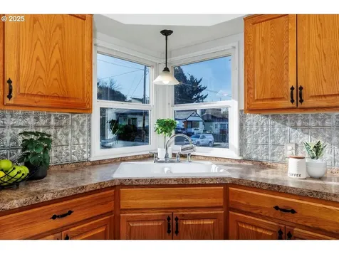 5543 NE Couch Street Portland OR 97213