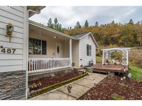 487 SE Dos Gatos Court Roseburg OR 97470