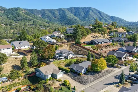 2315 Robertson Crest Grants Pass OR 97527