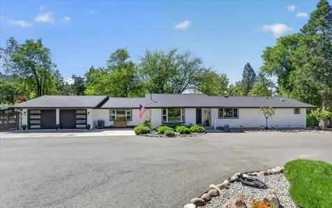 2050 Magnolia Avenue Medford OR 97501