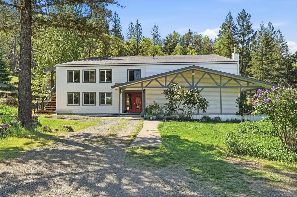 827 Summit Loop Grants Pass OR 97527