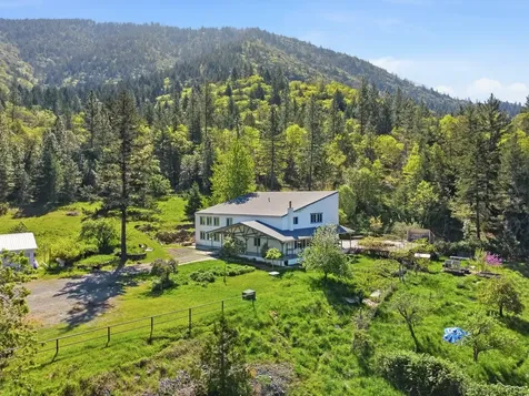 827 Summit Loop Grants Pass OR 97527