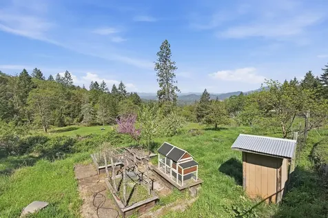 827 Summit Loop Grants Pass OR 97527