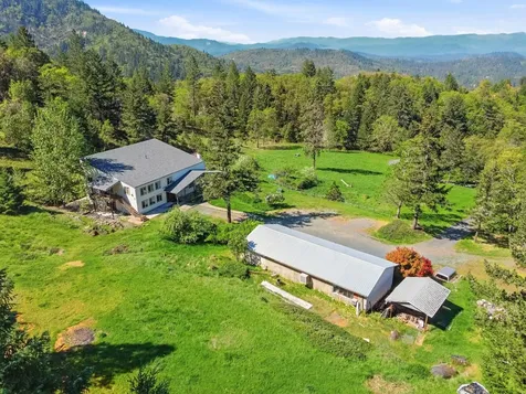 827 Summit Loop Grants Pass OR 97527