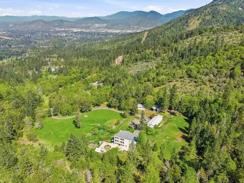 827 Summit Loop Grants Pass OR 97527