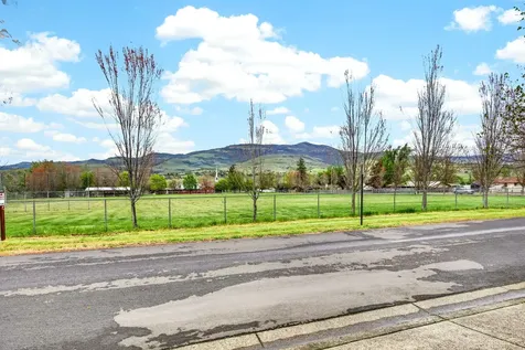 2122 Creek Drive Ashland OR 97520