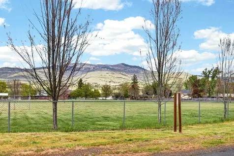 2122 Creek Drive Ashland OR 97520