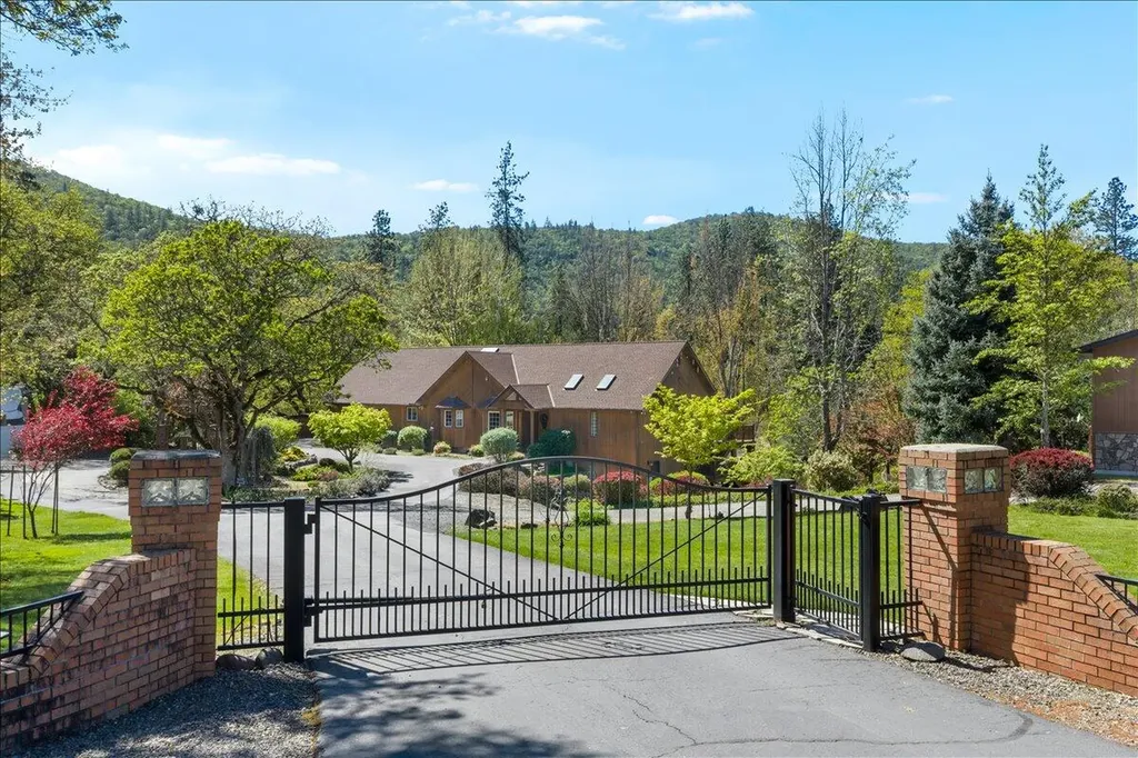 8959 John Day Drive Gold Hill OR 97525