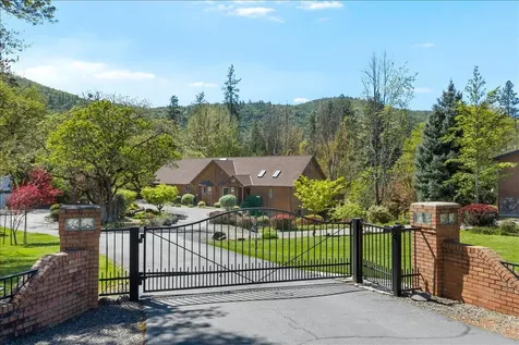 8959 John Day Drive Gold Hill OR 97525