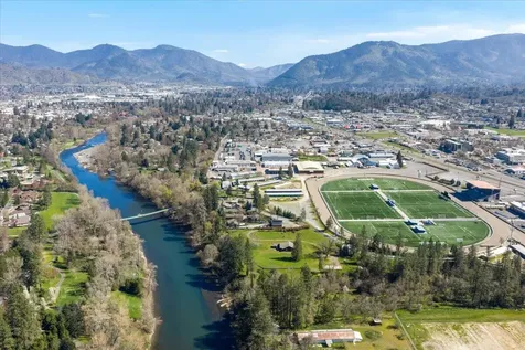 1300 Daisy Lane Grants Pass OR 97527