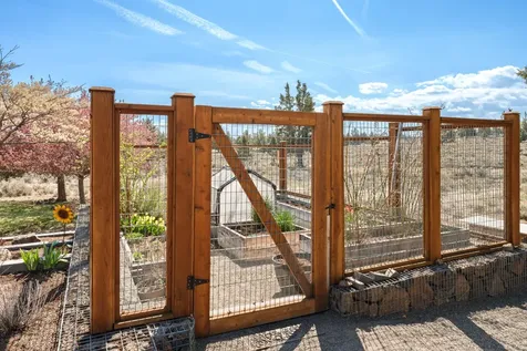 61280 Mountain Breezes Court Bend OR 97702