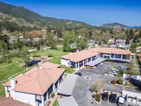 815 Pine Street Rogue River OR 97537