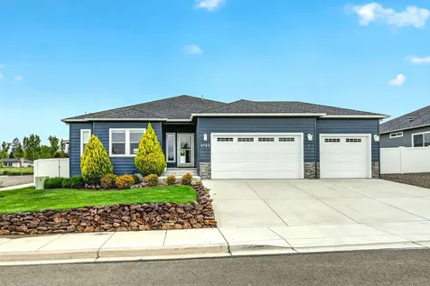1723 Luxor Lane Medford OR 97504