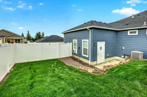 1723 Luxor Lane Medford OR 97504