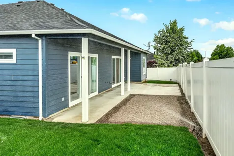 1723 Luxor Lane Medford OR 97504