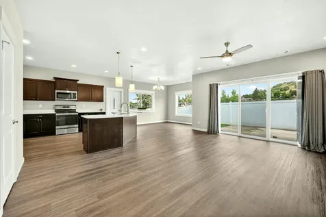 1723 Luxor Lane Medford OR 97504