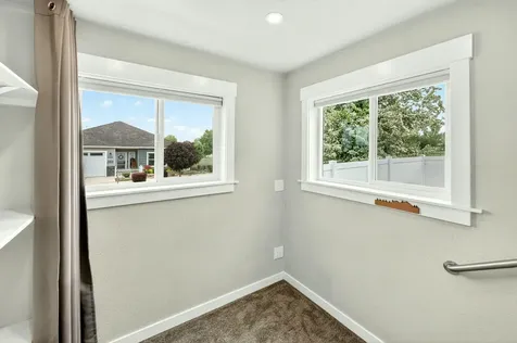 1723 Luxor Lane Medford OR 97504