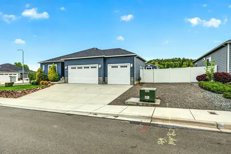 1723 Luxor Lane Medford OR 97504