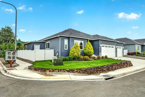1723 Luxor Lane Medford OR 97504
