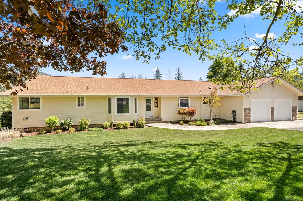 405 Crystal Drive Grants Pass OR 97527