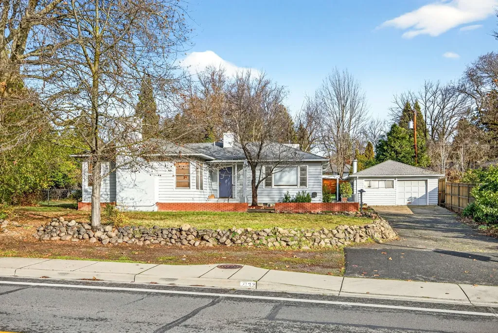 2137 E Jackson Street Medford OR 97504