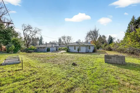 2137 E Jackson Street Medford OR 97504