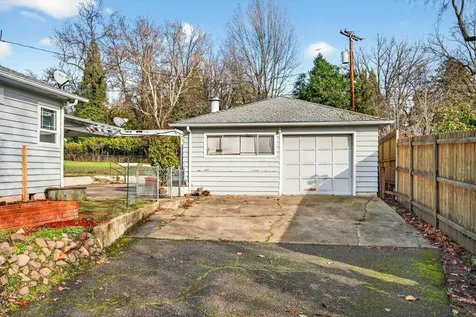 2137 E Jackson Street Medford OR 97504