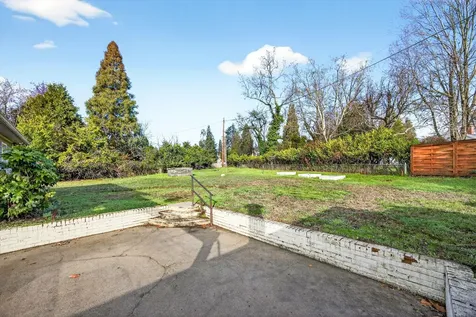 2137 E Jackson Street Medford OR 97504