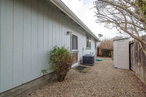 913 Schaefers Lane Grants Pass OR 97526