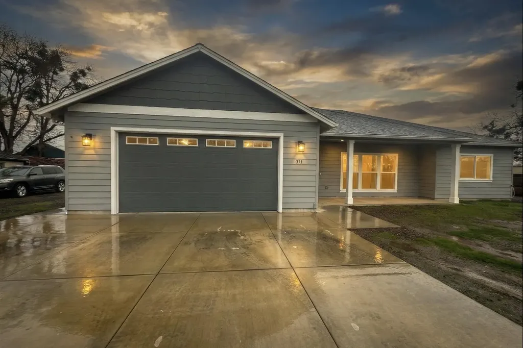 594 W Gregory Road Central Point OR 97502