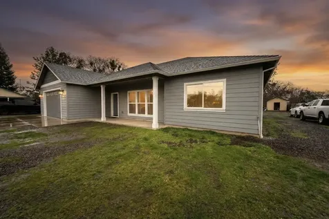 594 W Gregory Road Central Point OR 97502