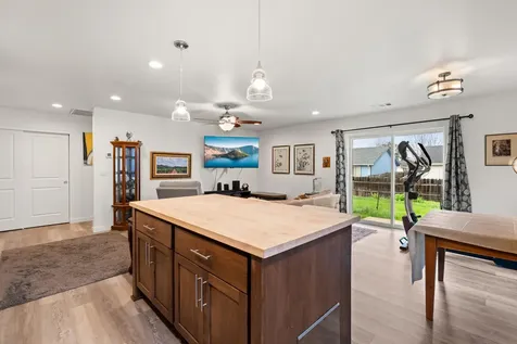 7915 Jacqueline Way White City OR 97503