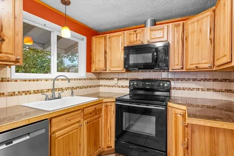 1602 Gayety Lane Medford OR 97504