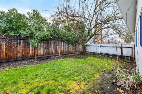 1602 Gayety Lane Medford OR 97504