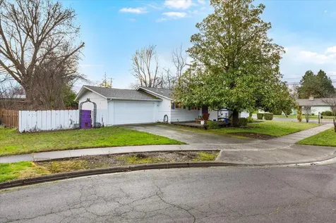 1602 Gayety Lane Medford OR 97504