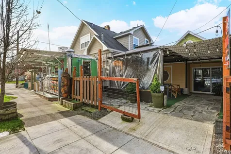 1035 SE Tacoma Street Portland OR 97202
