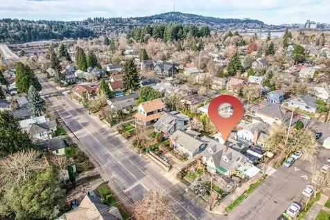 1035 SE Tacoma Street Portland OR 97202