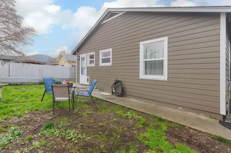 418 SE L Street Grants Pass OR 97526