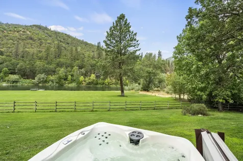 1407 Upper River Road Gold Hill OR 97525