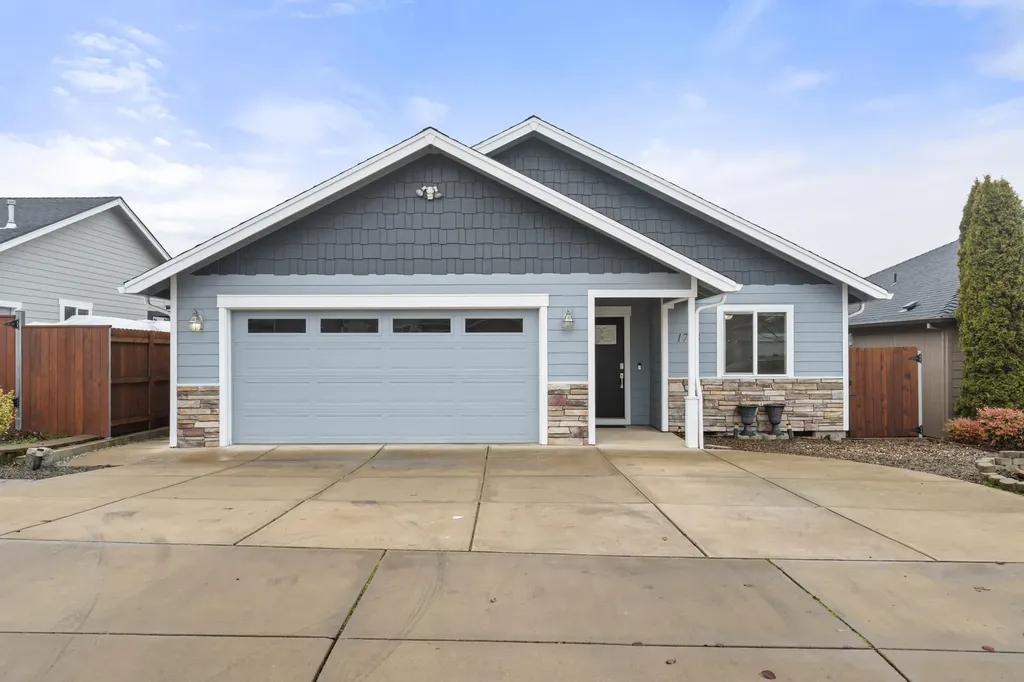 1758 Pearl Eye Lane Medford OR 97504