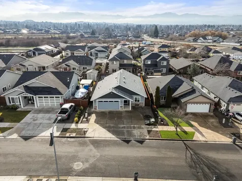 1758 Pearl Eye Lane Medford OR 97504