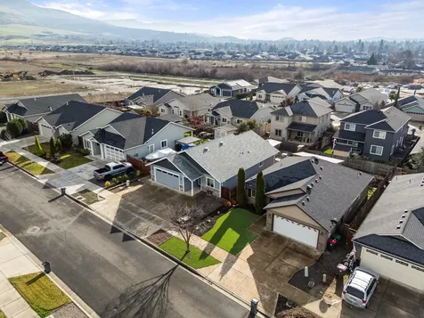 1758 Pearl Eye Lane Medford OR 97504