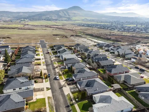 1758 Pearl Eye Lane Medford OR 97504