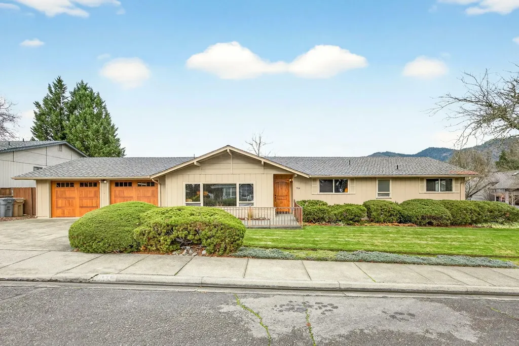 704 NW Sandy Drive Grants Pass OR 97526