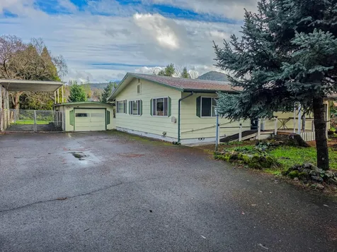 512 Pine Street Rogue River OR 97537