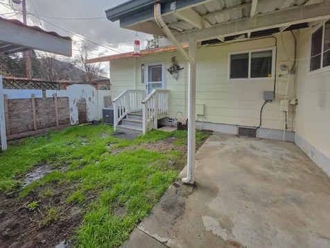 512 Pine Street Rogue River OR 97537