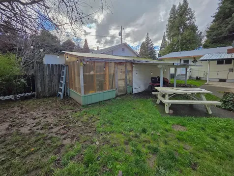 512 Pine Street Rogue River OR 97537