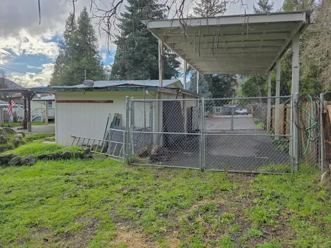 512 Pine Street Rogue River OR 97537