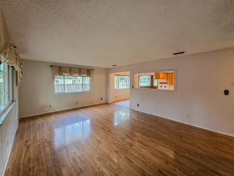 512 Pine Street Rogue River OR 97537
